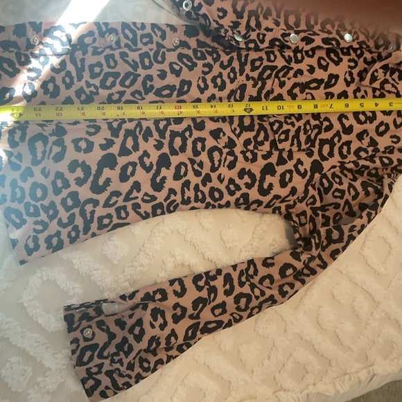 New XL. Women’s Leopard  button up shirt with long sleeves and two front pockets - Picture 6 of 12